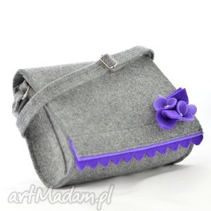 handmade na ramię mała szara torebka - teczka z filcu z fioletowymi kwiatkami