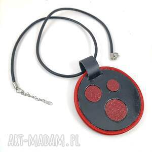 Prezent Czarno czerwona okrągła zawieszka na rzemieniu, skra naturalna