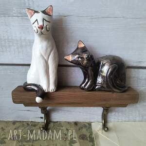 wieszak z biało-czarnymi kotami, ceramika, drewno