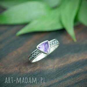 srebrny pierścionek z ametystem i zdobiona obrączka, pierścionek z fioletowym