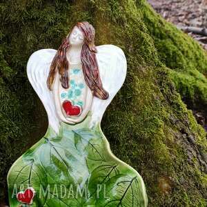 ceramiczny anioł w zielonej sukni na chrzest dziecka, prezent