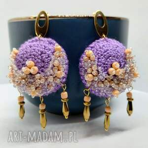 kolczyki szydełkowe fioletowe z koralikami i złotymi łezkami