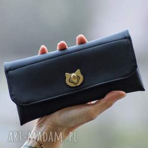 czarny portfel z ozdobnym zapięciem, portmonetka do torebki prezent, etui