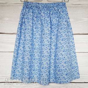 błękitna spódnica w kwiatki, łączka lato bawełna