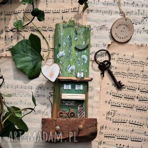 rustykalny wieszak z domkiem wśród zieleni na klucze ręcznie malowane