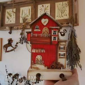 Prezent Czerwony domek wieszak na klucze, z drewna