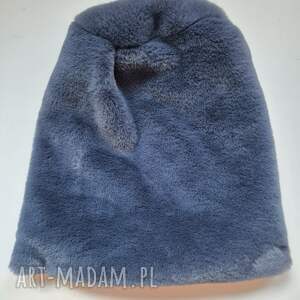 czapka futrzana niebieska ociepła na podszewce, prezentuje się niezwykle