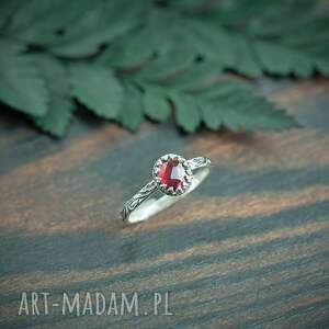 srebrny pierścionek flora z czerwonym turmalinem, srebrny pierścionek z czerwonym