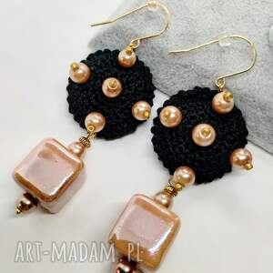 Czarne kolczyki szydełkowe z ceramicznymi sześcianami