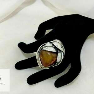 unikatowy wykonany ręcznie pierścionek srebrny z bursztynem bałtyckim