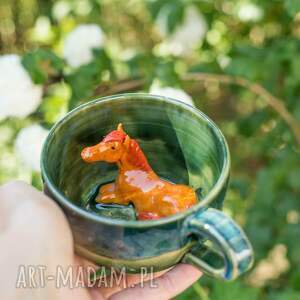 ręczne wykonanie ceramika filiżanka z koniem | kasztan w trawie| filiżanka do kawy