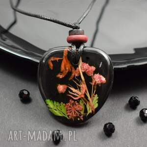 Prezent Duży, trójkątny wisiorek z kwiatami w żywicy, kwiaty