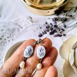 kolczyki lawenda jasna mini z perłami, lawendowe, kwiaty lata, haftowana