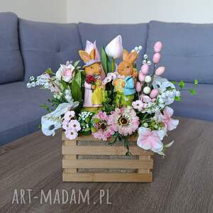 Dekoracja na Wielkanoc z parą zajączków. Uroczy stroik