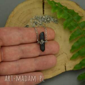 Krótki naszyjnik z kryształem górskim w antracytowym szpicie - wire wrapping Agaty Rozanki