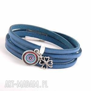 handmade skórzana bransoletka w kolorze niebieskim, dżinsowym z zawieszkami i zapięciem