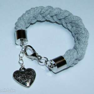 szara bransoletka ze sznurków bawełnianych, design, serce, warkocz
