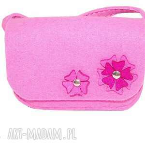 handmade dla dziecka torebka z różowego filcu z dwoma kwiatkami