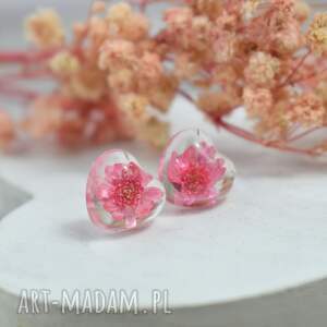 kolczyki serca z kwiatuszkami w żywicy różowe