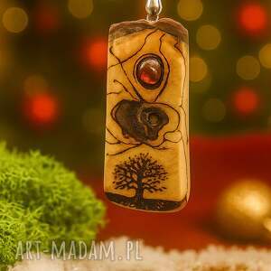 Prezent Wisiorek z drewna orzecha, z bursztynem - ręcznie rzeźbiony