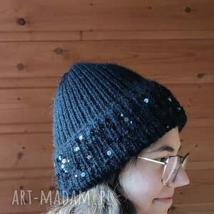 czapka beanie z dodatkiem cekinów, czerń, modna kobieta niej, błysk