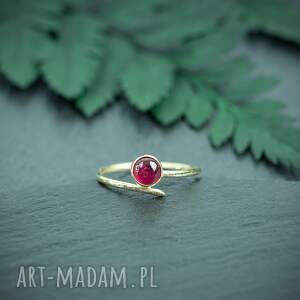 złoty pierścionek z rubinem i asymetryczną obrączką, pierścionek z czerwonym