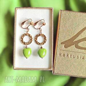 Długie klipsy ceramiczne serduszka zielone Kaktusia - lekkie i eleganckie