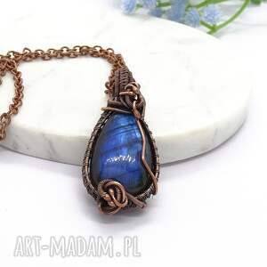 Miedziany naszyjnik z labradorytem, lśniąca biżuteria