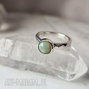 Srebrny pierścionek z opalem etiopskim
