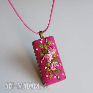 Ręcznie haftowany wisior RADOŚĆ, haft brazylijski, na filcu