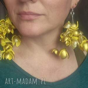 Kolczyki leciutkie kwiaty kolor złoty wykonane w pojedynczym