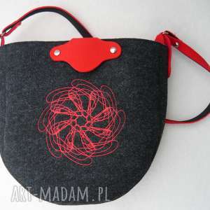 handmade torebki torba filcowa na ramię z czerwonymi elementami ozdobnymi