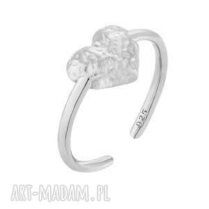 srebrny pierścionek z gniecionym sercem serduszko, delikatny