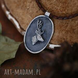 Wisior z jeleniem szlachetnym ze srebra, jeleń