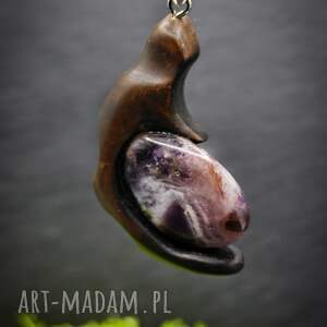 wisiorek z ametystem - orzech, żywioł ognia i natury, biżuteria drewna