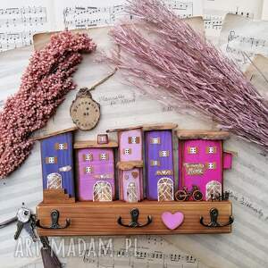 lila wieszak klucze ozdoba do domu z drewna