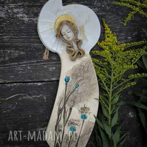Ceramiczny anioł z chabrami - wyjątkowa dekoracja handmade