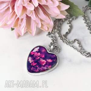 naszyjnik serce z kwiatami w szkle, biżuteria serduszko, romantyczny