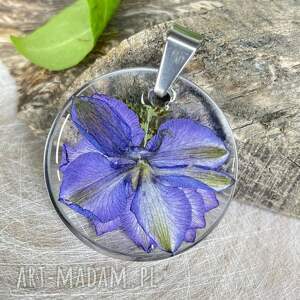 Naszyjnik z kwiatem w żywicy z2093, niebieski wisiorek