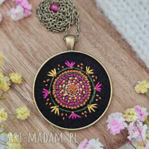 Naszyjnik mandala boho fuksjowo - żółta z agatem na czarnym tle, haftowane etno, na prezent, wisior