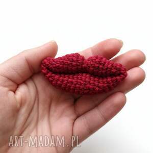 broszka usta, bordowe, przypinka