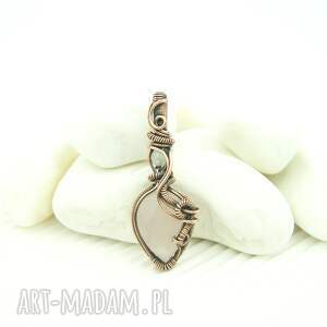 wisiorek z różowym kwarcem niej, biżuteria artystyczna miedziana