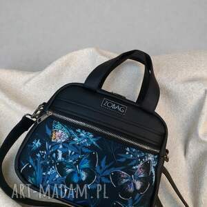 torebka kuferek niebieskie motyle ręki ramię