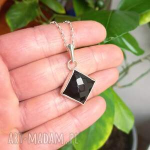 Klasyczna czerń onyksu, onyks, onyx, fasetowany, kwadrat