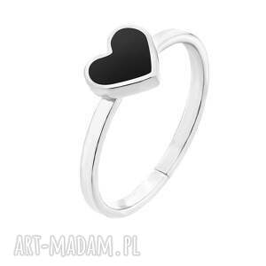 srebrny pierścionek z czarnym serduszkiem, sercem, serce