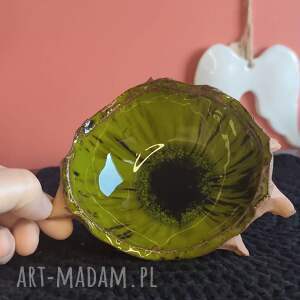 Mała zielona miseczka ceramiczna w kształcie kasztana