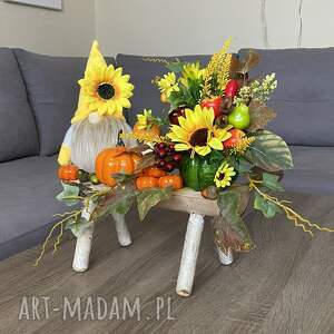 Dekoracja jesienna ze skrzatem. Kompozycja na drewnie