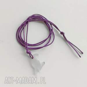 Fioletowy wisiorek Tukan - handmade z tworzywa i sznurka