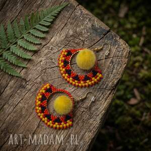 Kolczyki Słoneczne Etno z koralików japońskich i pomponem - boho handmade