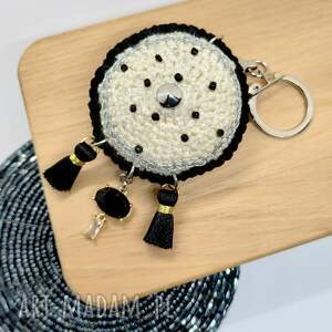 zawieszka szydełkowa beżowa z czarnym kryształkiem, brelok szydełkowy